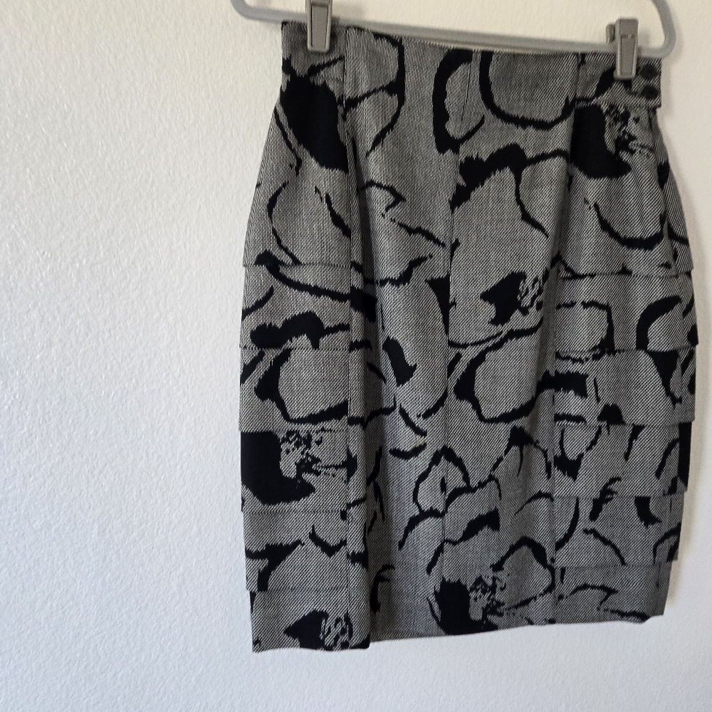 Escada Vintage Tiered Pencil Knee Length Skirt Wool Gray Black Ruffle Size 42/10 - Picture 3 of 15